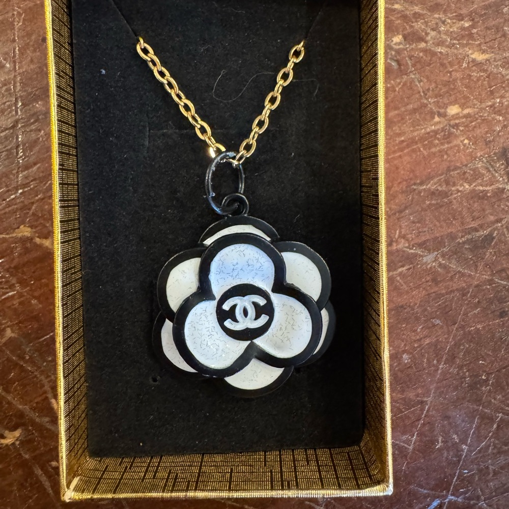CHANEL Pull Black and White Camellia Pendant Necklace with Gold-Tone Chain